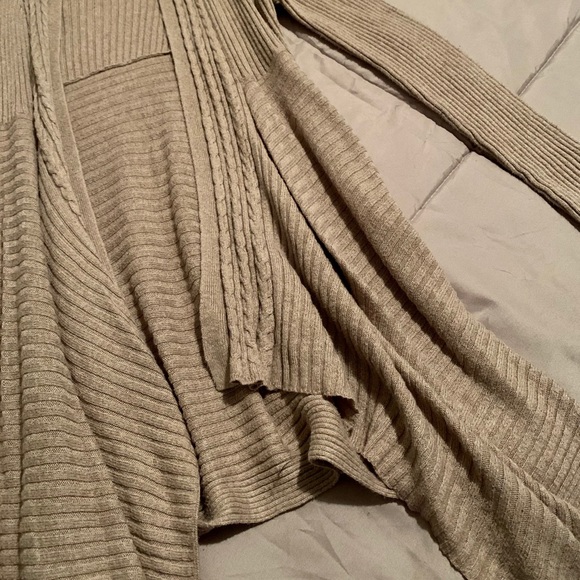 Beautiful cardigan! - Picture 3 of 3